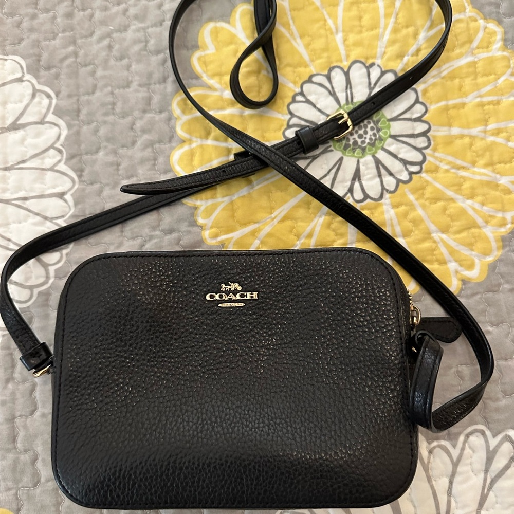 Small shoulder or cross body. Perfect condition
